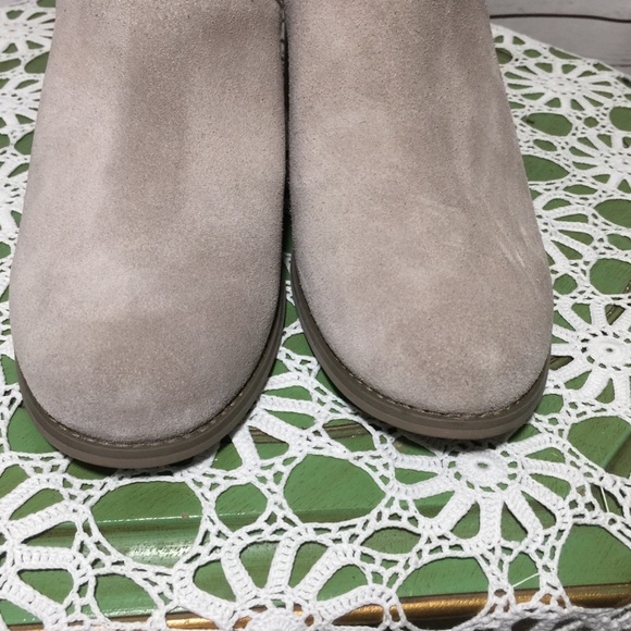 NWOB TOMS Lacy Desert Taupe Suede Ankle Boots - Picture 4 of 7